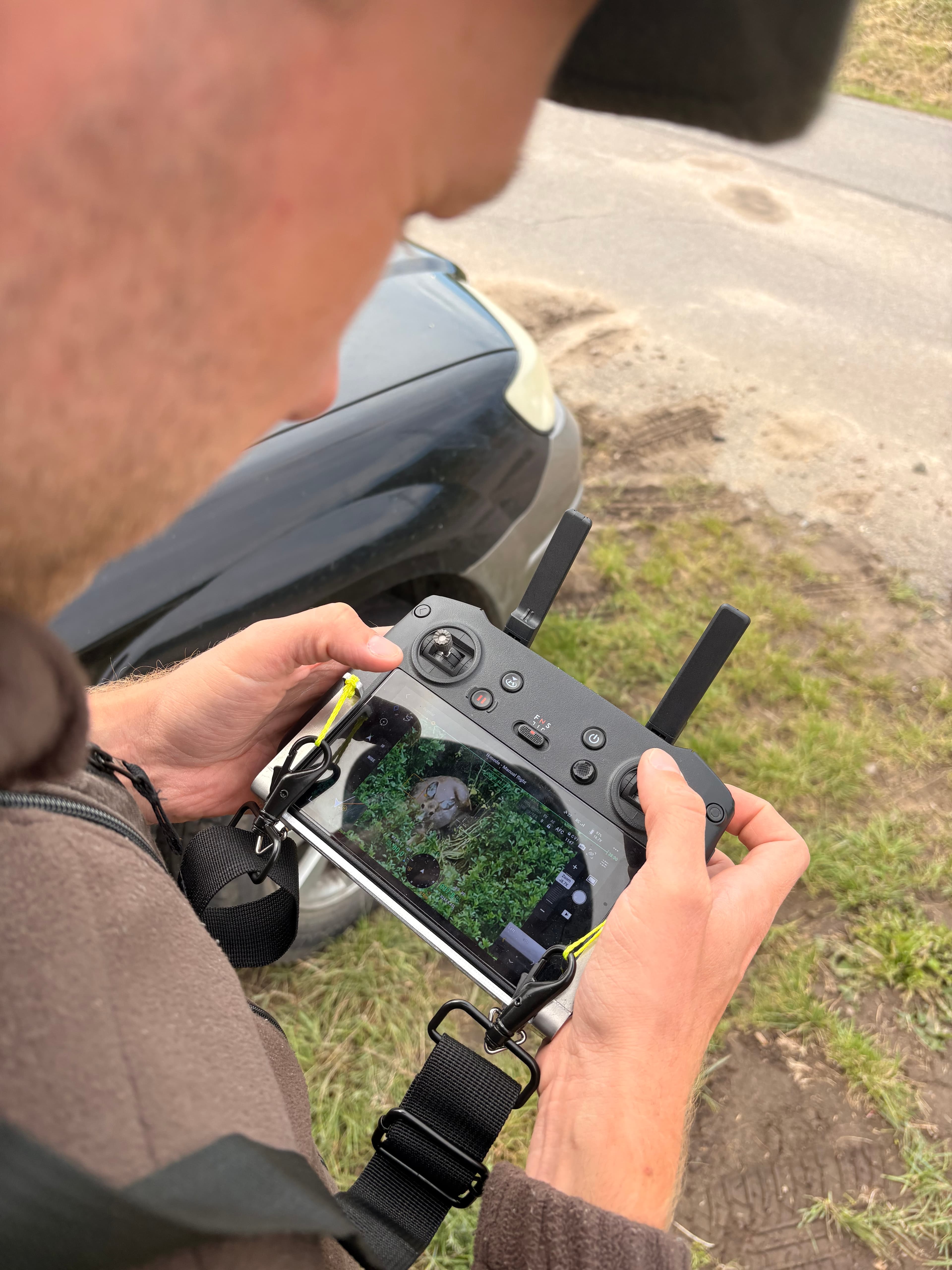 Pilot dronu při záchranné akci